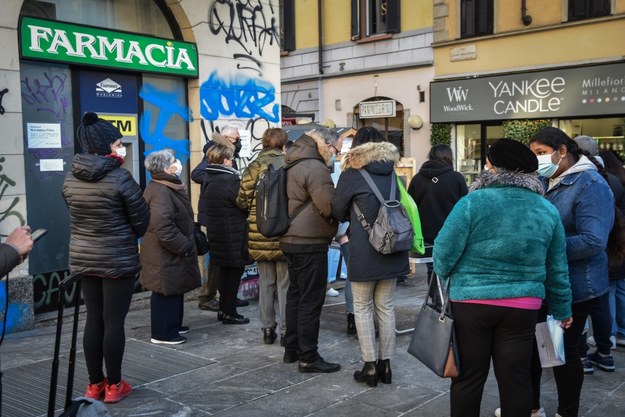 Kolejki po testy przed włoskimi aptekami /MATTEO CORNER /PAP/EPA