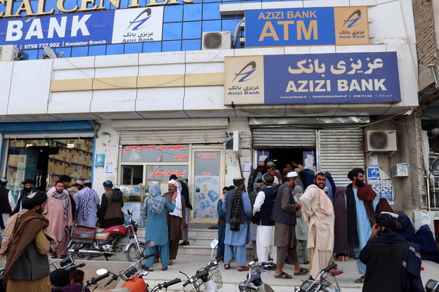 Kolejki przed bankami w Kandaharze /STRINGER /PAP/EPA