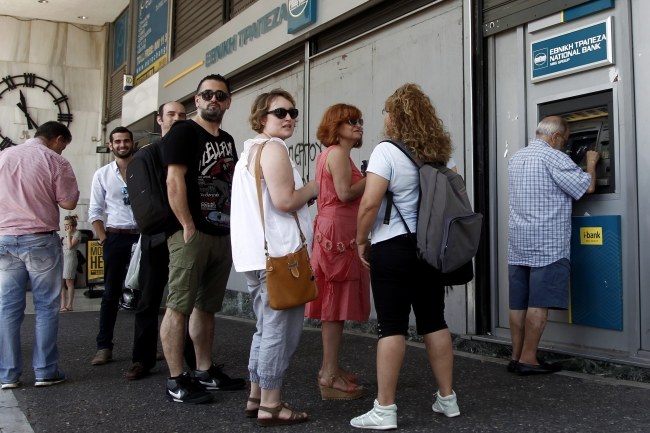 Kolejki przed bankomatami w Grecji /ALEXANDROS VLACHOS /PAP/EPA
