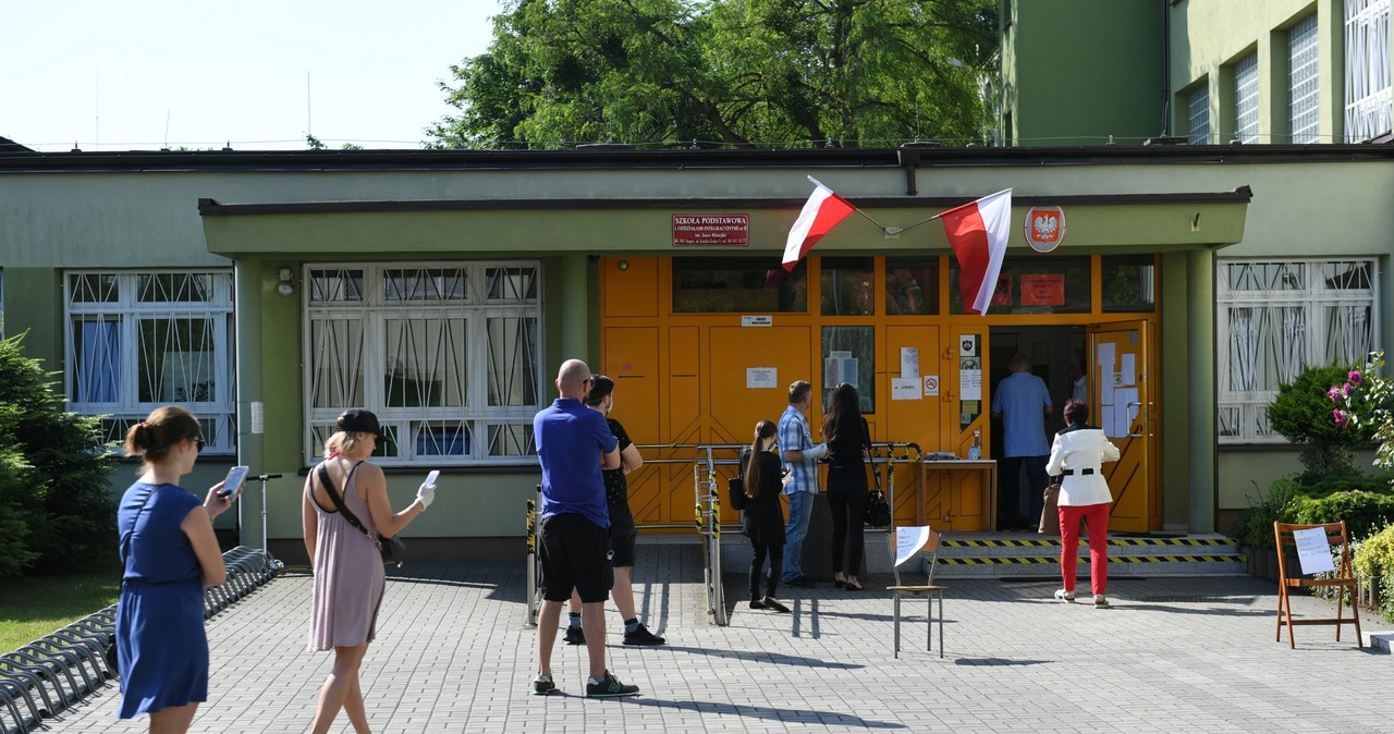 Kolejki przed lokalami wyborczymi. Polacy wybierają prezydenta