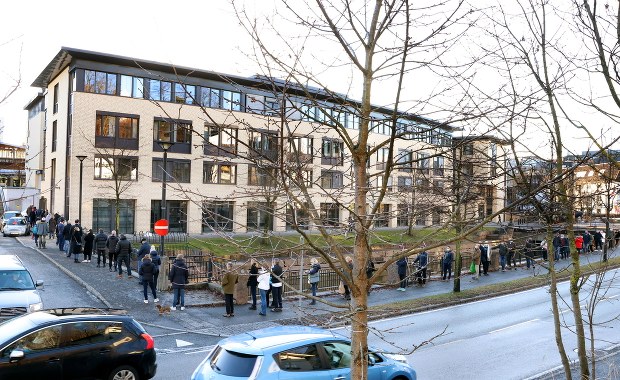 Kolejki przed monopolowymi. Tak mieszkańcy Oslo szykowali się na lockdown