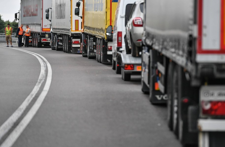 Kolejki przed przejściem granicznym w Dorohusku. Zdjęcie archiwalne /Wojtek Jargiło /PAP