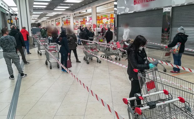 Kolejki przed sklepami w czasie epidemii. W telefonie sprawdzisz, gdzie jest najmniej klientów