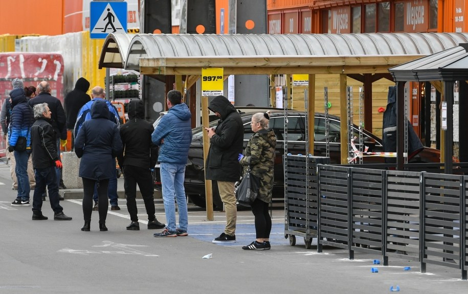 Kolejki przed sklepem budowlanym w Lublinie. Zdjęcie z 3 kwietnia 2020 roku /PAP