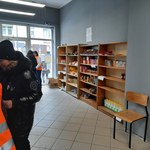 Kolejki przed sklepem dla uchodźców. W Krakowie działa "Sklep za zero złotych" 
