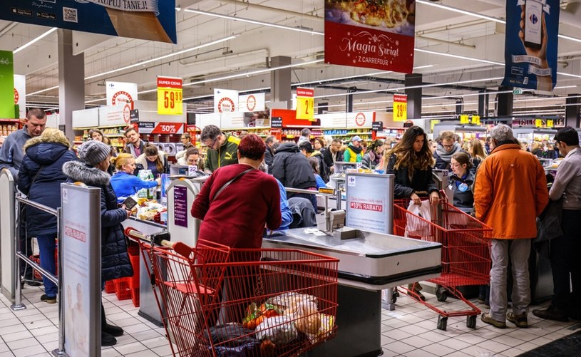 Kolejki przy kasach w jednym z warszawskich supermarketów /East News