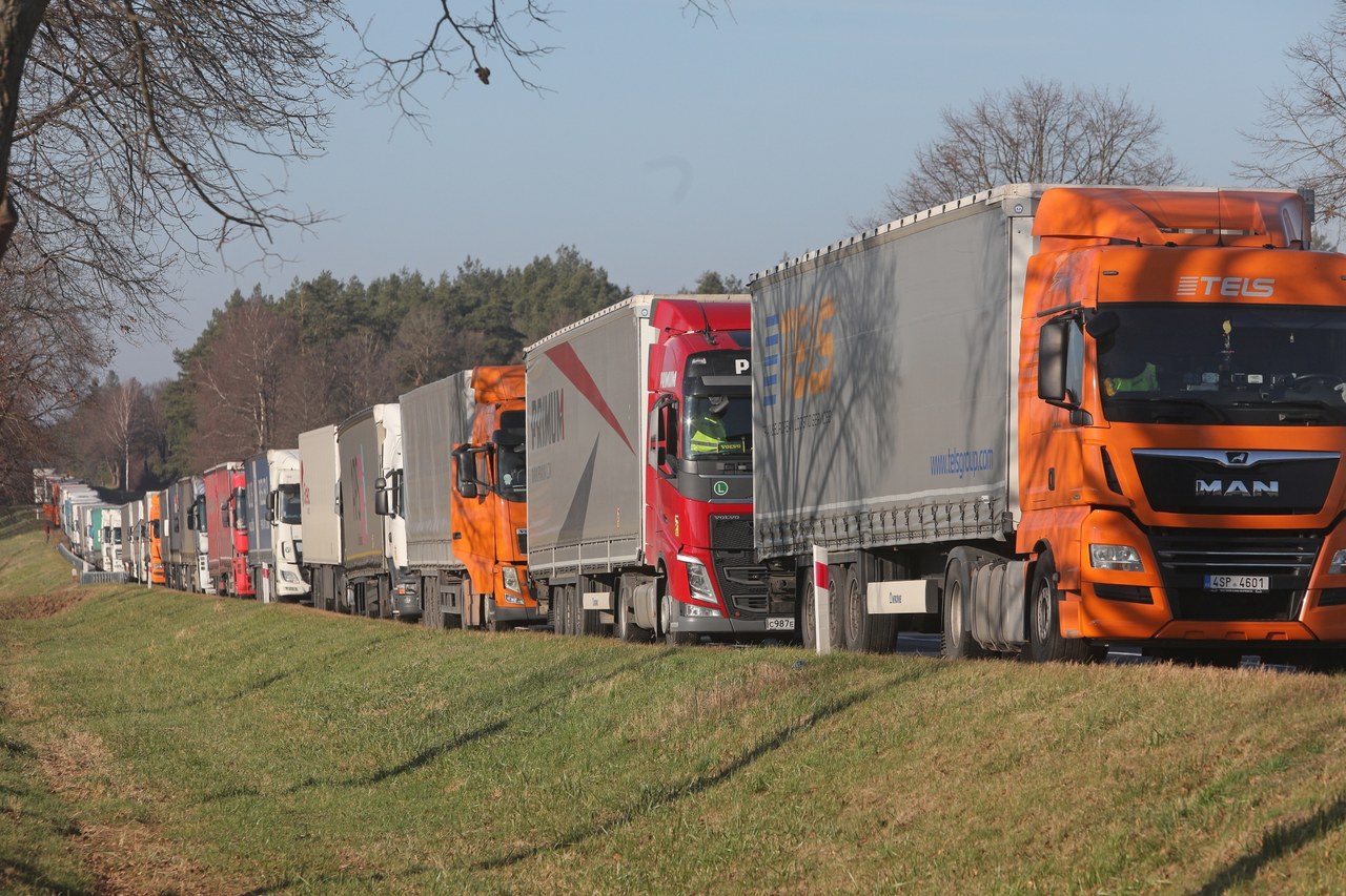 Kolejki tirów na granicy. Branża transportowa: Każda doba to kilkaset euro straty