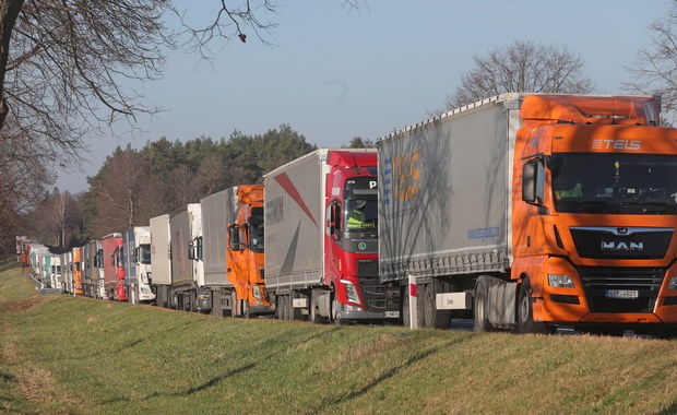 Kolejki tirów na granicy. Branża transportowa: Każda doba to kilkaset euro straty