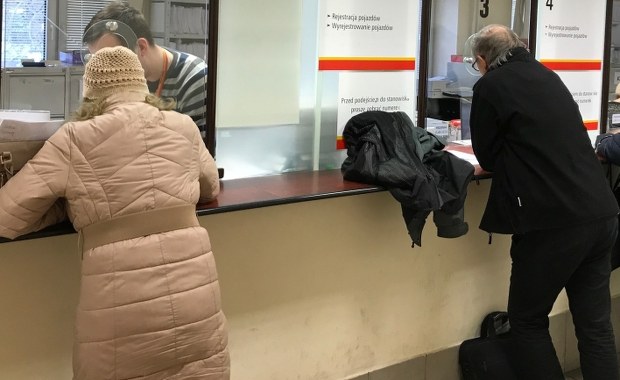 Kolejki w wydziałach komunikacji. "System się zawiesza, to loteria"