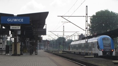 Kolejna awaria na torach. Pociąg zahamował dopiero za peronem