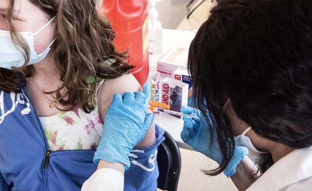 Kolejna fala zachorowań jesienią? "Nie zapobiegniemy jej, jeżeli nie zaszczepimy młodzieży"