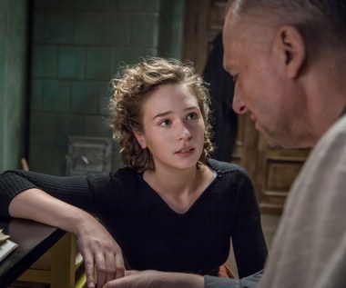 Kolejną kinową rolą Zofii Wichłacz była kreacja w "Powidokach" Andrzeja Wajdy. Wcieliła się w studentkę Państwowej Wyższej Szkoły Sztuk Plastycznych w Łodzi, która zakochuje się w swoim profesorze Władysławie Strzemińskim (Bogusław Linda).

Aktorka nie brała udziału w castingu. - Zaprosiłam Ewę Brodzką, reżyserkę obsady, na spektakl "Porozmawiajmy po niemiecku", który gram w Teatrze Polonia. Pani Ewa przyszła na spektakl z Andrzejem Wajdą! Porozmawialiśmy po przedstawieniu. Spotkanie z panem Andrzejem było niesamowitym przeżyciem. Kilka miesięcy później otrzymałam [od niego] propozycję - opowiedziała Wichłacz, którą oglądamy na ekranie w kręconych włosach.

- Kiedy przyszłam na pierwszą próbę, miałam bardzo długie włosy. Charakteryzator Janusz Kaleja zaproponował, aby je skrócić i zakręcić - ujawniła Wichłacz.