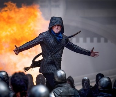 Kolejną kreacją Egertona była tytułowa rola w filmie "Robin Hood. Początek".

"W 'Robin Hoodzie: Początku' nie ma nic, co można by określić jako tradycyjne odczytanie legendy Robin Hooda. Nigdy jeszcze nie widzieliście tej postaci w takiej formie" - aktor zachwalał projekt.

"Nie trzymaliśmy się wiernie realiów czasów, w których Robin prawdopodobnie żył, chcieliśmy stworzyć film na wskroś współczesny, dynamiczny, zapewniający świetną rozrywkę pokoleniu widzów, które zostało wychowane na zupełnie innym doświadczaniu filmowych scen akcji" - dodawał Egerton.