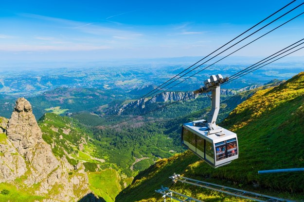 Tłumy turystów w Tatrach w wakacje. Jednak do rekordu frekwencji daleko
