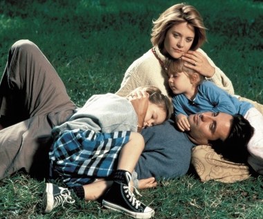 Kolejną próbą przełamania schematu była postać Pameli Courosn, ekstrawaganckiej dziewczyny Jima Morrisona w głośnym dramacie biograficznym "The Doors" Olivera Stone'a. 

Dramatyczną bohaterką była też outsiderka z filmu "Krew z krwi, kość z kości" Steve'a Klovesa z 1993 roku. Następne dwie role okazały się najlepszymi spośród "dramatycznych" ról amerykańskiej aktorki. W 1994 roku zagrała żonę i matkę alkoholiczkę w melodramacie "Kiedy mężczyzna kocha kobietę" (na zdjęciu) Louisa Mandokiego. Dwa lata później widzowi mogli ją zobaczyć w roli kapitan Walden w "Szalonej odwadze" Edwarda Zwicka.