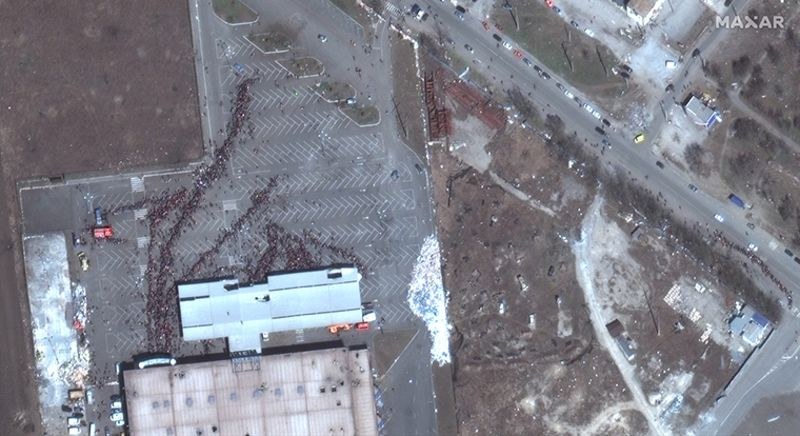 Kolejna przed marketem spożywczym /MAXAR TECHNOLOGIES HANDOUT /PAP/EPA