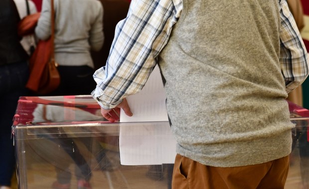 Kolejna śmierć w trakcie głosowania. Nie żyje senior