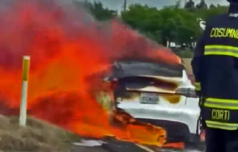 Kolejna Tesla stanęła w płomieniach. Fot. KCRA 3 @YouTube /