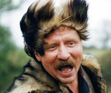 Kolejną ważną rolą Grabowskiego była kreacja Andrzeja Jurewicza w serialu "Boża podszewka"(1997) w reżyserii Izabelli Cywińskiej. Zagrał również w "Ogniem i mieczem" Jerzego Hoffmana (pijany szlachcic w obozie pod Pilawcami, na zdjęciu), "Jak narkotyk" Barbary Sass (wujek z Londynu) oraz "Superprodukcji" Juliusza Machulskiego (gangster Andrzej G.).

"Oddzielam życie prywatne od zawodowego. Nie bawi mnie strojenie min przed fotoreporterami, nie obchodzi, czy wyjdę na zdjęciach dobrze czy źle. Krytyką też się specjalnie nie przejmuję, chyba że ktoś rzeczywiście ma rację. Ale po to wychodzimy na scenę, aby nas oceniano. Każdy aktor ma coś z ekshibicjonisty" - mówił w rozmowie z "To i Owo".  