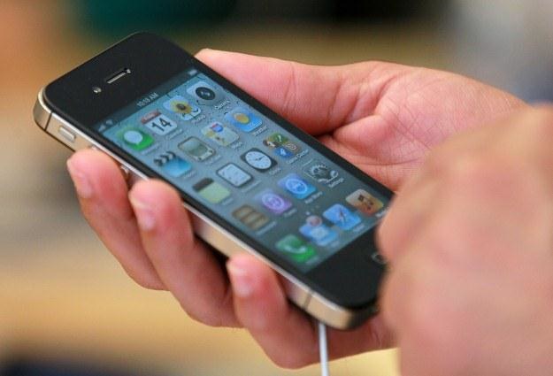 Kolejna wersja smartfona Apple może zostać pokazana już w czerwcu /AFP