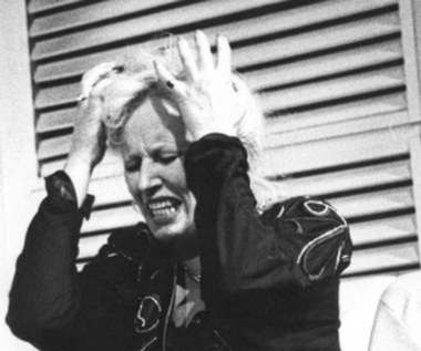 Kolejną wybitną kreację Janda stworzyła w "Kotce na rozpalonym blaszanym dachu" Tennesee Williamsa w reżyserii Andrzeja Rozhina (1992), gdzie wcieliła się w postać Margaret.

"Ci widzowie, którzy widzieli ją w 'Shirley Valentine' (...), dostrzegają z pewnością znane z tamtego spektaklu środki wyrazu. Bowiem aktorka także i postać Margaret buduje przy pomocy ostrej gestykulacji, charakterystycznych załamań głosu, nerwowego drżenia towarzyszącego zapalaniu papierosa" - pisała na łamach "Teatru" Natalia Adaszyńska.