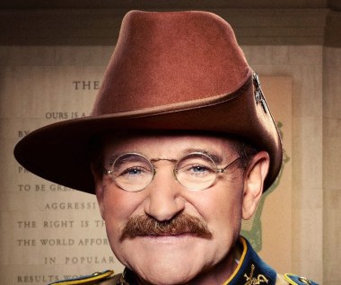 Kolejną z produkcji ze zmarłym artystą, którą mogliśmy oglądać w 2014 roku już po samobójstwie Williamsa, była trzecia część "Nocy w muzeum" - "Tajemnica grobowca", która trafiła na ekrany kin w drugi dzień świąt Bożego Narodzenia. 

Robin Williams wcielił się tam w rolę Teddy'ego Roosvelta. 