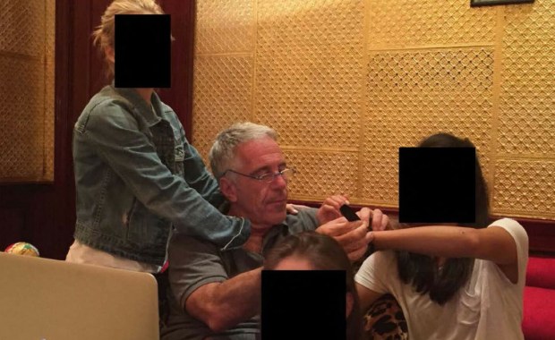 Kolejne 30 tys. stron akt Epsteina ujawnione. Są wzmianki o Trumpie