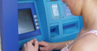 Kolejne banki oferują swoim klientom możliwość korzystania bez prowizji ze wszystkich bankomatów /&copy; Bauer