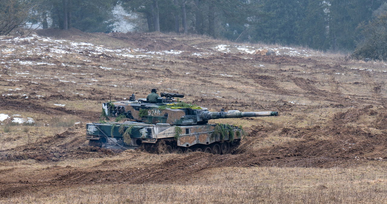 Kolejne czołgi jadą do Polski. Polska wyrasta na pancerną potęgę. Na zdjęciu czołg Leopard podczas ćwiczeń. /ARMIN WEIGEL / DPA /AFP