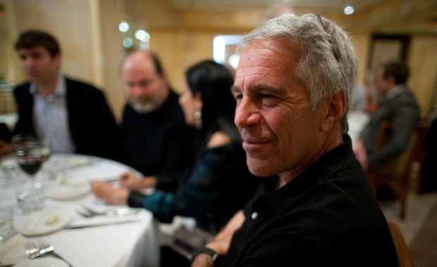 Kolejne dokumenty w sprawie Epsteina ujawnione. Część akt pozostanie tajna