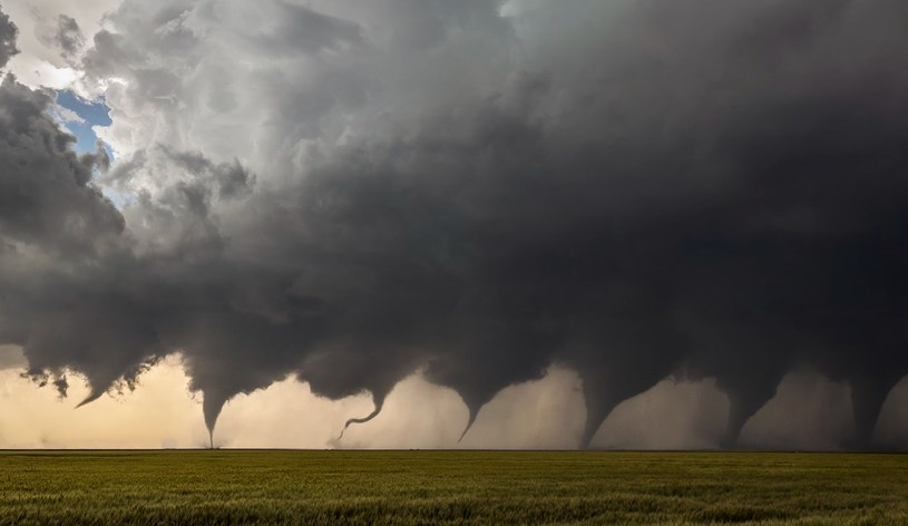 Kolejne etapy formowania się tornada. Kansas 2016 /Jason Weingart/CC BY-SA 4.0 /Wikimedia