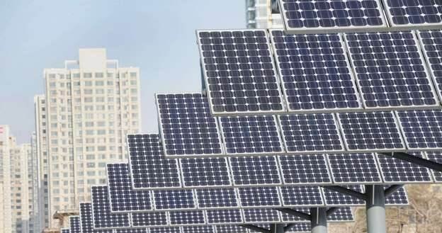Kolejne firmy stawiają na energię słoneczną /AFP