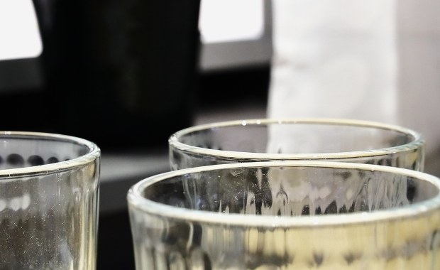 Kolejne kolorowe szklanki wycofane ze sprzedaży. Groźne dynie i truskawki?