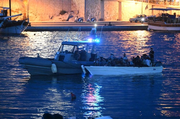 Kolejne łodzie z migrantami docierają do Lampedusy /CIRO FUSCO /PAP/EPA