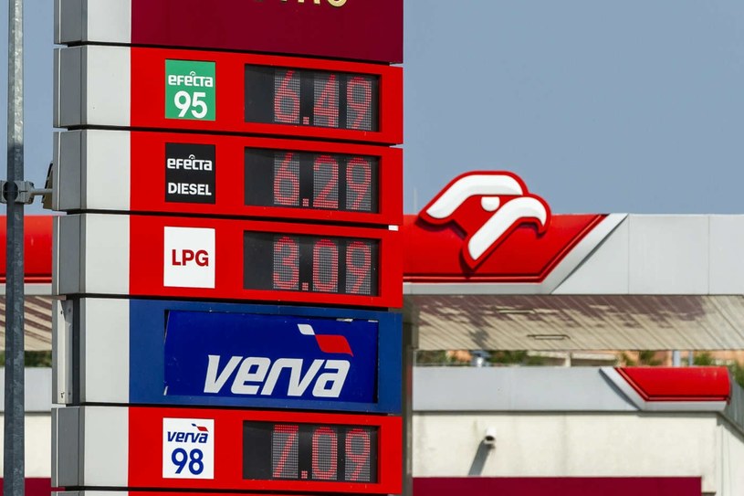 Kolejne obniżki cen paliw cieszą kierowcą, ale mogą oznaczać przykre konsekwencje / Stanislaw Bielski/REPORTER  /East News