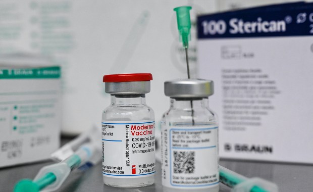 Kolejne opóźnienia w dostawach szczepionek firmy Moderna do Polski 