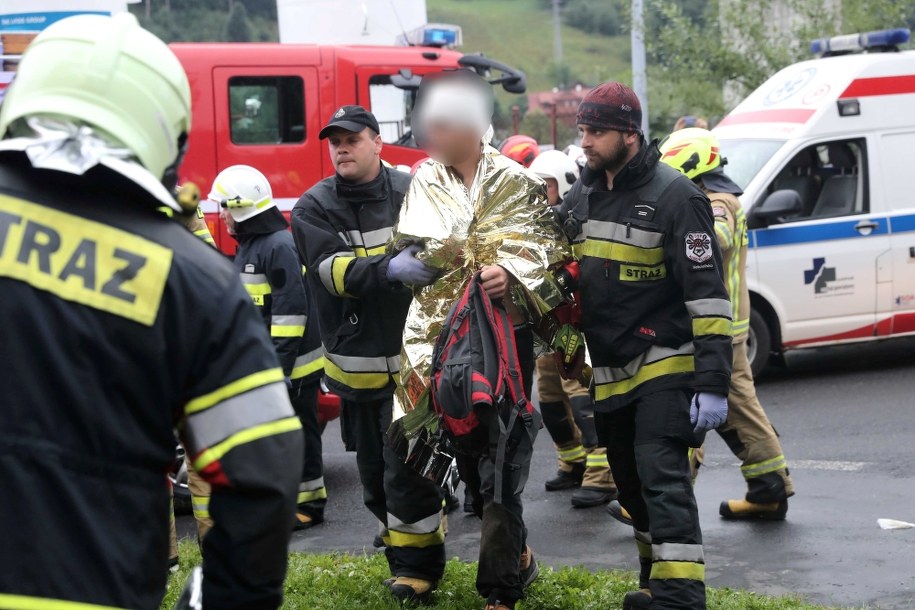 Kolejne osoby poszkodowane przez burzę opuszczają szpitale /Grzegorz Momot /PAP