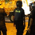 Kolejne osoby zatrzymane po ataku w Dhace. W ich mieszkaniu broń i podręczniki dla dżihadystów 