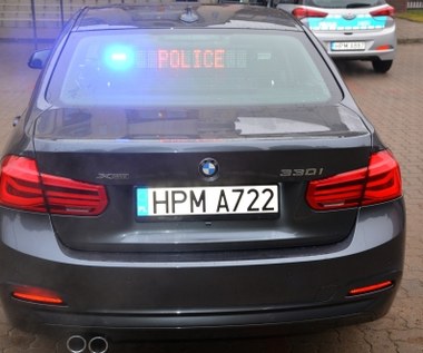 Kolejne policyjne BMW 330i już na drogach. Ale coś nie tak z tablicami rejestracyjnymi 
