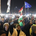 Kolejne protesty na Węgrzech. Ludzie sprzeciwiają się "ustawie niewolniczej"