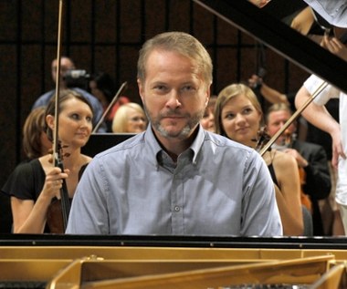 Kolejne sezony "Ojca Mateusza" i dodatkowe obowiązki spowodowały, że aktora zdecydowanie rzadziej oglądamy ostatnio w filmach pełnometrażowych. Pojawił się w "Małej maturze 1947" (2010) Janusza Majewskiego, "Oszukanych" (2013) Roberta Solarza i "Kamieniach na szaniec" (2014) Roberta Glińskiego, ale jego zdecydowanie najbardziej udaną kreacją z tego okresu była rola pianisty w filmie "Mój rower" (2012) Piotra Trzaskalskiego.