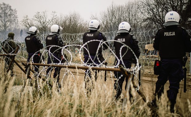 Kolejne siłowe próby przekroczenia granicy. Policjantów obrzucono kamieniami