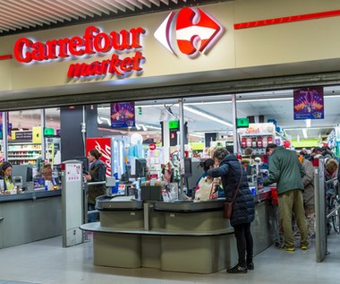 Kolejne sklepy sieci Carrefour otworzyły się w niedzielę jako kluby czytelnika