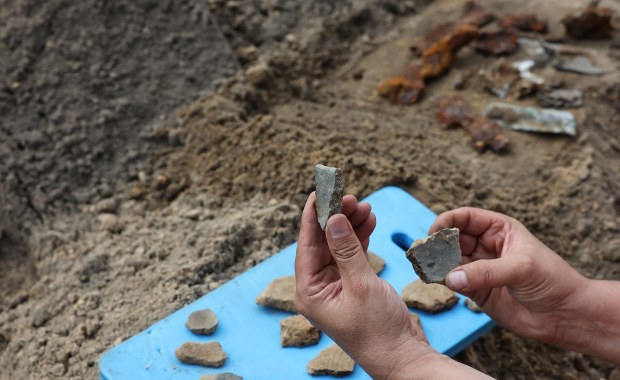 Kolejne szczątki legendarnego bombowca "Łoś" wydobyte z ziemi