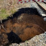 zapadlisko Kolejne zapadlisko w Trzebini. Dziura obok nasypu kolejowego