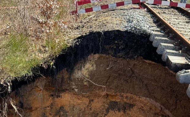 Kolejne zapadlisko w Trzebini. Dziura obok nasypu kolejowego