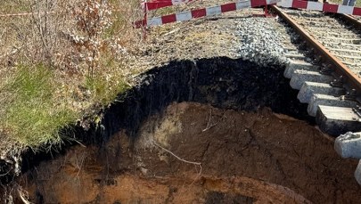 Kolejne zapadlisko w Trzebini. Dziura obok nasypu kolejowego