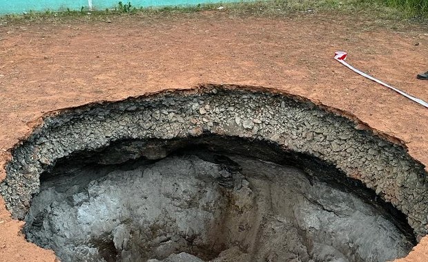 Kolejne zapadlisko w Trzebini. Tym razem na korcie tenisowym