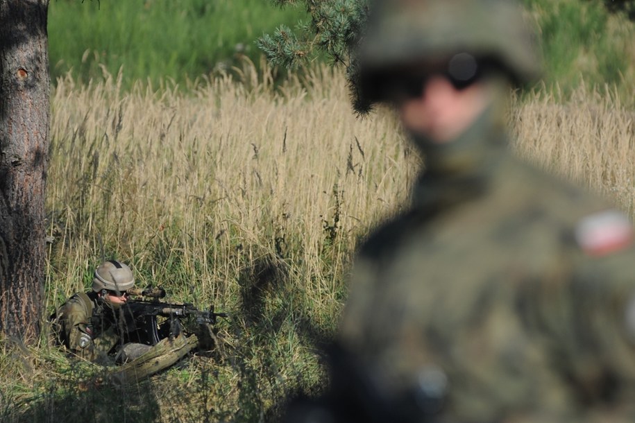 Kolejne zniszczenia od pocisków odkryto w cywilnym budynku w pobliżu strzelnicy w miejscowości Augustowo na Podlasiu /Shutterstock