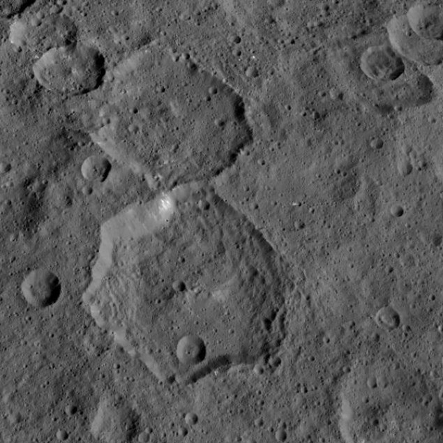 Kolejne źrodła światła na Ceresie, odkryte w nietypowych kraterach /NASA